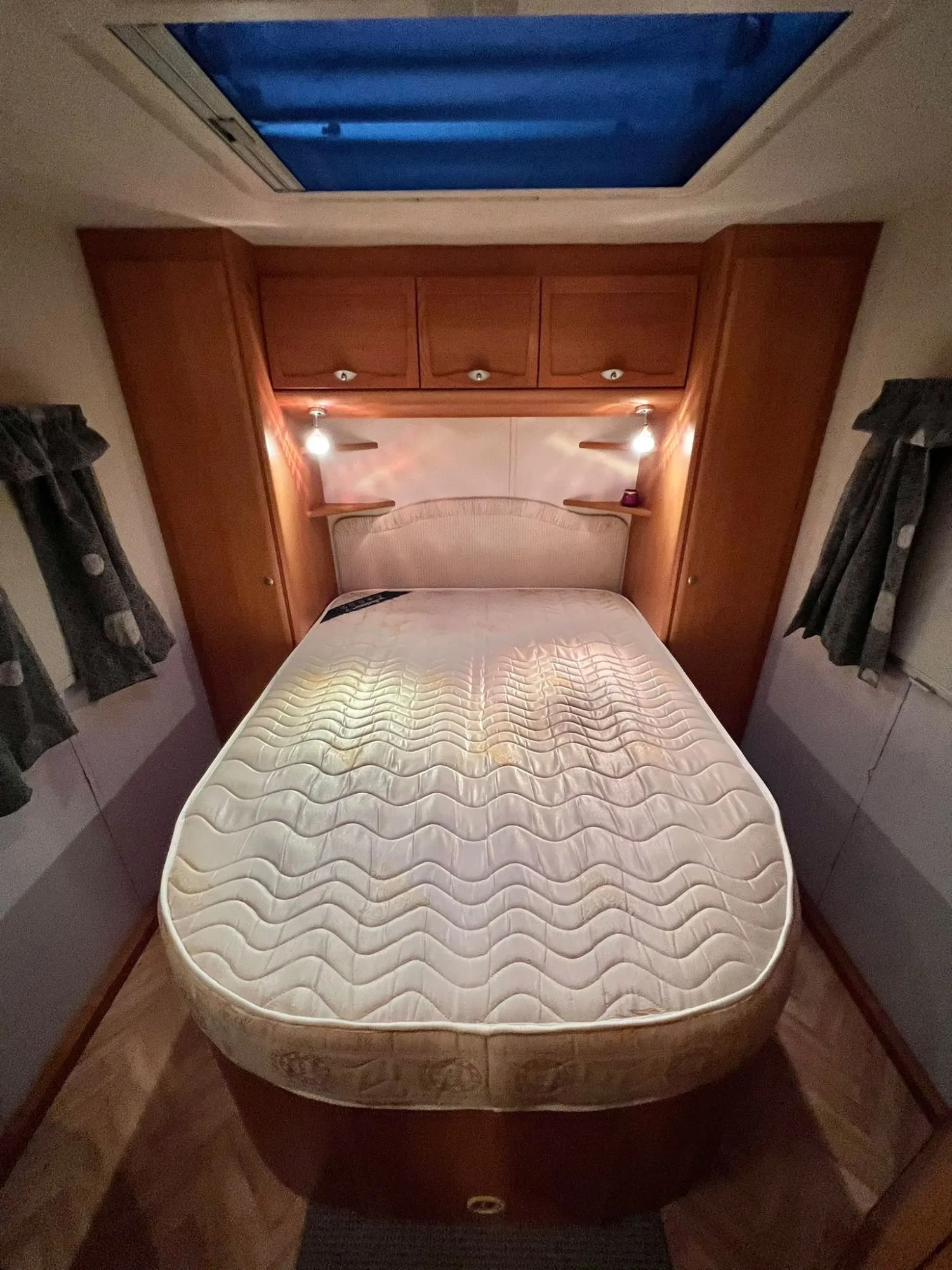 Fixed Island Bed